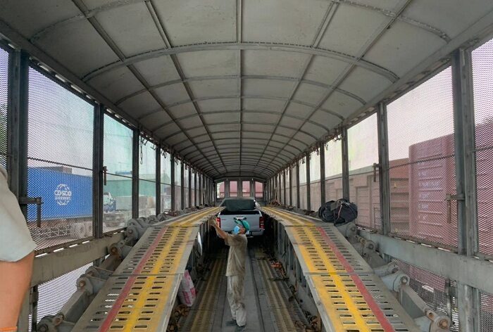 Vận chuyển xe ô tô bằng toa xe lồng