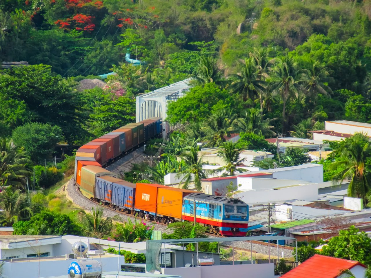 Đoàn tàu container – Trục Bắc – Nam
